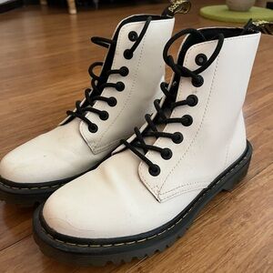 Dr. Martens white leather lace up boots LIKE NEW